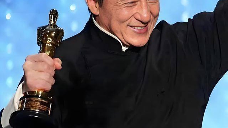 成龙宋祖英亲密合影曝光，跨界友谊引网友热议与怀旧